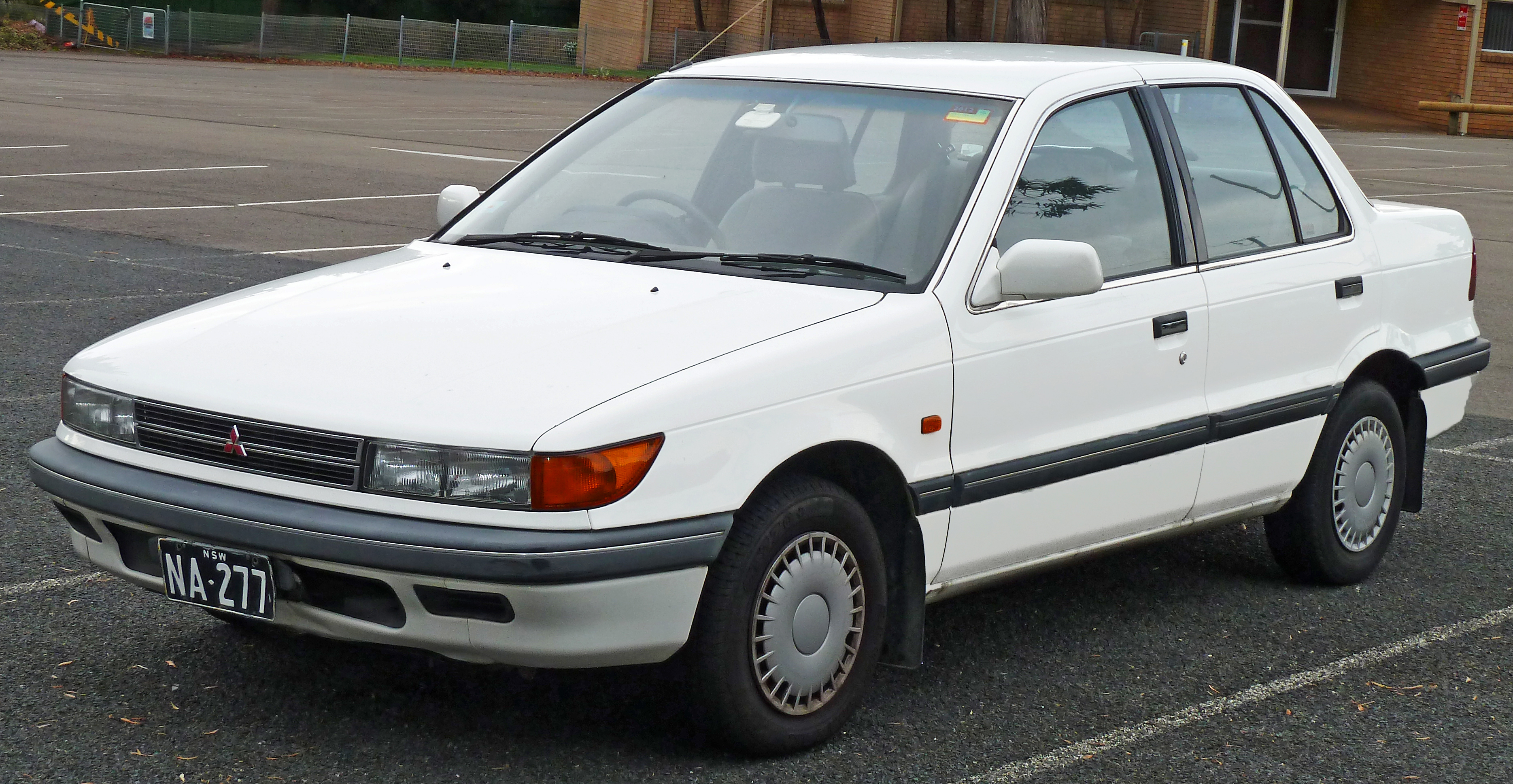 Mitsubishi Lancer IV Hatchback 1.5 12V (90 Hp)
